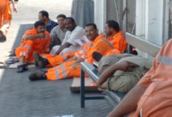 جيش الانقلاب يفض اعتصام عمال ميناء السخنة بقنابل الغاز