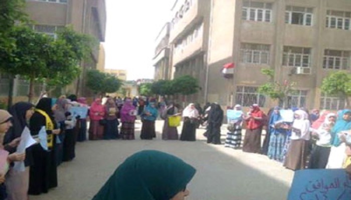 طالبات تفهنا يتظاهرن رفضًا لإحكام الإعدام بحق الثوار والعلماء