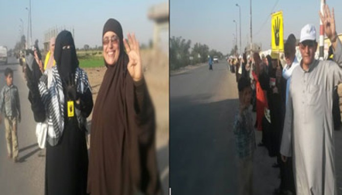 مباشر.. قرية الرئيس مرسي تواصل رفض الانقلاب بسلاسل بشرية