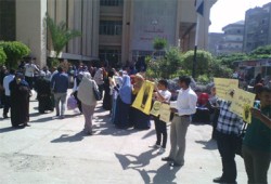 سلاسل بشرية بجامعة المنوفية تنديدًا بقرارات نيابة الانقلاب