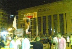تمزيق أكبر "بانر" لتأييد السفاح  أمام دار القضاء العالي