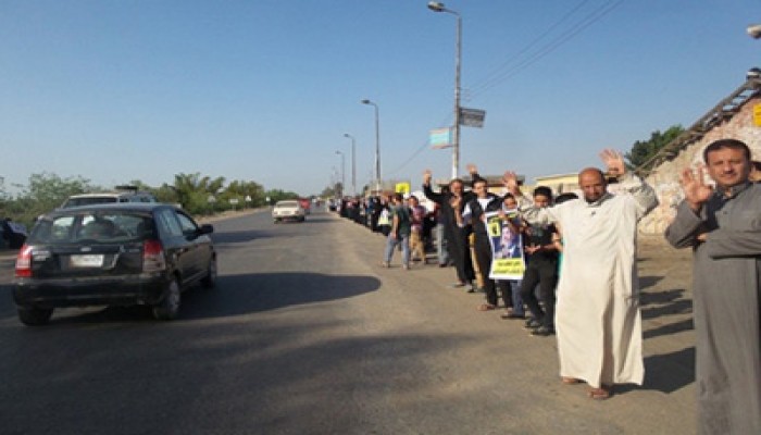 مباشر.. سلاسل بشرية بقرية الرئيس للمطالبة بالقصاص للشهداء