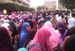 طلاب القاهرة يتظاهرون تحت شعار فوق القبة بيادة