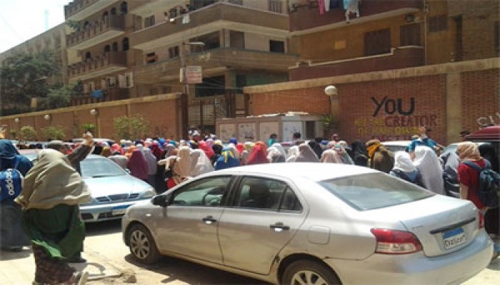 طالبات طب المنوفية يستقبلن رئيس الجامعة الانقلابي بمسيرة حاشدة