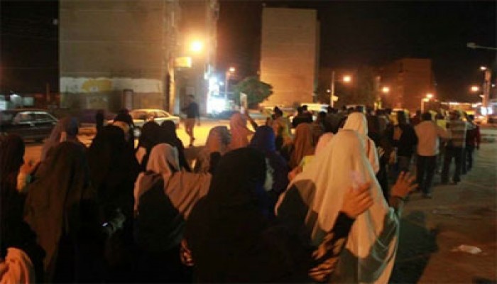 سلسلة بشرية بـ"إدفو" رفضًا للانقلاب والمطالبة بالإفراج عن المعتقلين