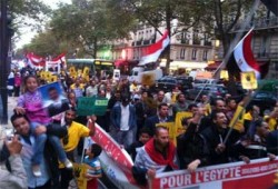 فيديو.. وقفة للمصريين في فرنسا تأييدًا للشرعية ورفضًا للانقلاب