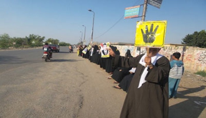 سلسلة بشرية بـ"سمنود" تطالب بإسقاط الانقلاب ومحاكمة قادته