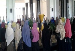 وقفة لطالبات ضد الانقلاب بكلية صيدلة دمنهور رفضًا للانقلاب