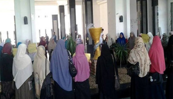 وقفة لطالبات ضد الانقلاب بكلية صيدلة دمنهور رفضًا للانقلاب