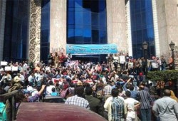 وقفة بالأكفان أمام "الصحفيين" للتنديد باعتداءات العسكر