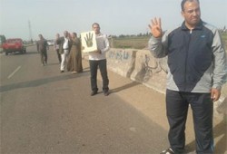 سلاسل بشرية بـ"كفر الشيخ" رفضًا لاغتصاب السفاح للسلطة