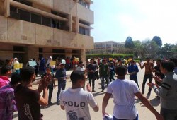سلاسل وفراشة لطلاب علوم وحقوق الزقازيق تنديدًا بمحاكمة زملائهم