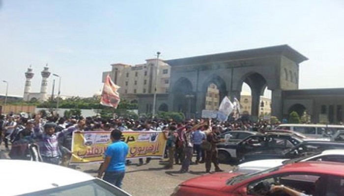 مظاهرة طلابية حاشدة أمام بوابة جامعة الأزهر