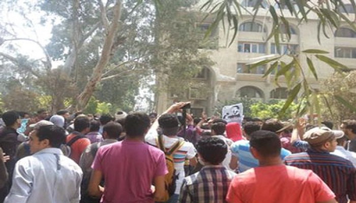 مظاهرة طلابية حاشدة أمام مبنى كلية التربية بالأزهر