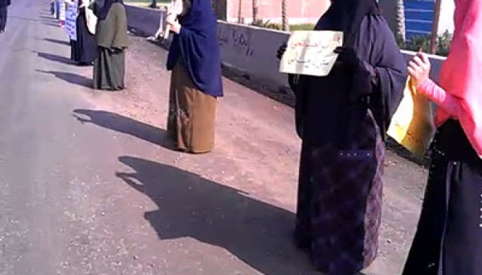سلسلة بشرية لثوار البصارطة بدمياط لرفض سلطة الانقلاب