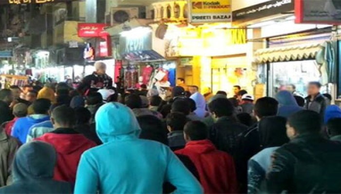 ثوار "السويس" يهتفون: "متزعليش يا أم الشهيد ثورة تاني من جديد"