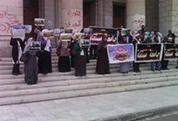 وقفة لأساتذة الجامعات المصرية أمام قبة جامعة القاهرة