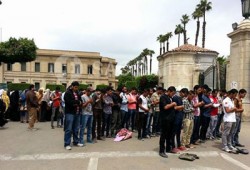 طلاب جامعة القاهرة يؤدون صلاة الغائب أمام قوات أمن الانقلاب