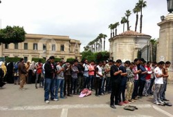 طلاب جامعة القاهرة يؤدون صلاة الغائب أمام قوات أمن الانقلاب