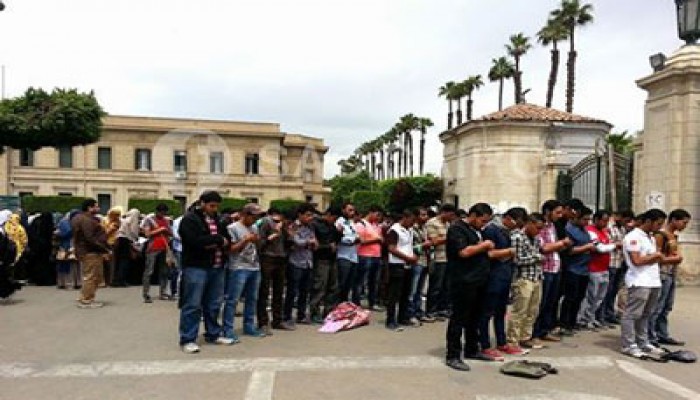 طلاب جامعة القاهرة يؤدون صلاة الغائب أمام قوات أمن الانقلاب
