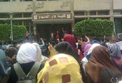 احتشاد طلاب جامعة القاهرة أمام كلية دار العلوم