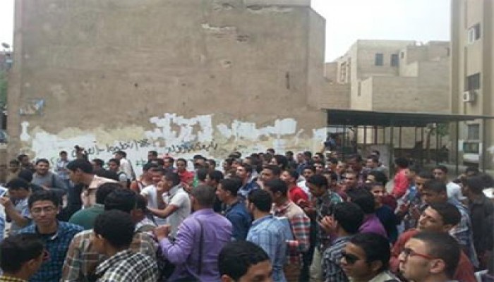 وقفة لطلاب كلية أصول الدين بالدراسة ضد فصل زملائهم