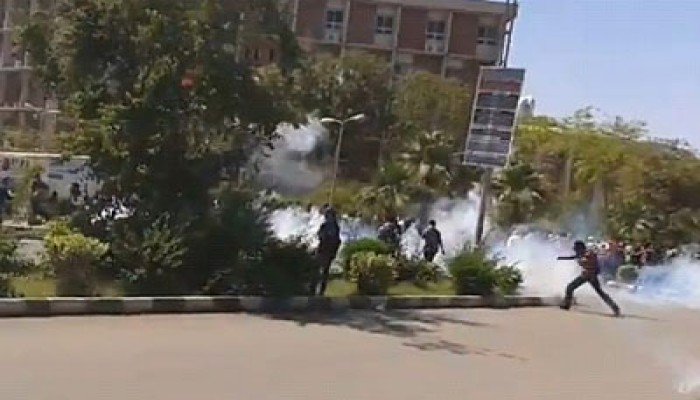 أمن الانقلاب يحاصر جامعة أسيوط ويطلق الخرطوش على الطلاب وإصابة معيد