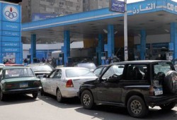 طوابير البنزين تشغل غضب السائقين وتنعش السوق السوداء