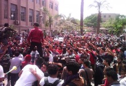 بالصور.. آلاف الطلاب ينضمون إلى مسيرة جامعة القاهرة