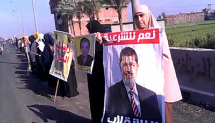 سلاسل بشرية ببلبيس ومنيا القمح تأييدًا للشرعية الدستورية