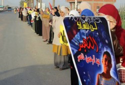 تفاعل شعبي واسع مع سلسلة بشرية لثوار قرية أم الرضا بدمياط