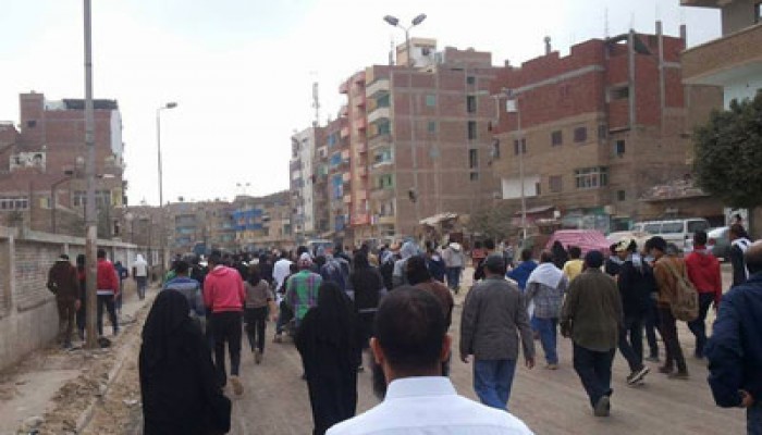 صمود ثوار السويس يحبط فض مسيرة بميدان الأربعين