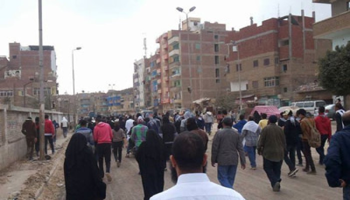صمود ثوار السويس يحبط فض مسيرة بميدان الأربعين