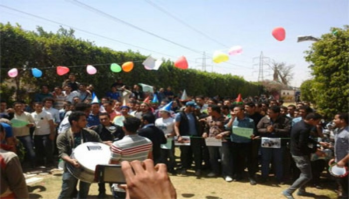 وقفة بالطراطير لطلاب الأهرامات للهندسة رفضًا للانقلاب