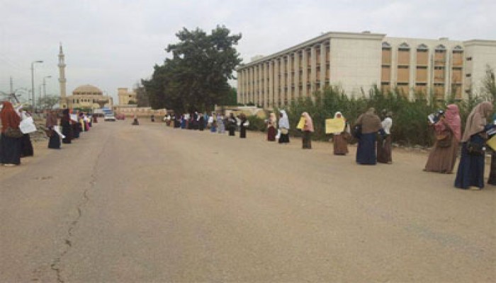 بالفيديو.. سلسلة بشرية لطالبات الأزهر بالزقازيق رفضًا للانقلاب العسكري