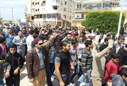 الانقلاب يعتدي على مسيرة حاشدة بدمياط ويعتقل عددًا من الثوار