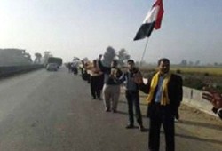 سلاسل بشرية على طريق "الفيوم– أسيوط" للمطالبة بتطهير القضاء