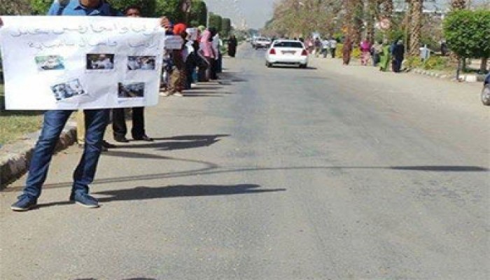 سلسلة بشرية لطلاب جامعة المنيا رفضًا للانقلاب وجرائمه