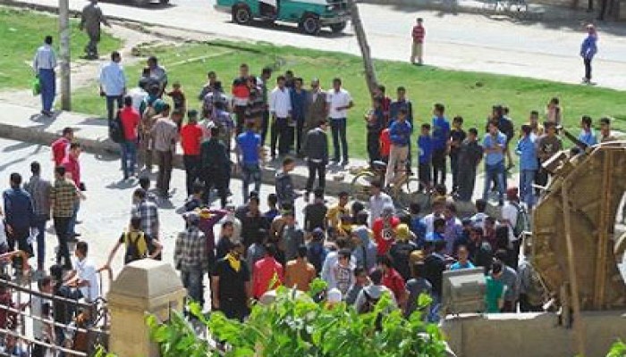 طلاب جامعة الفيوم يقطعون الطريق ردًّا على اختطاف زميلهم