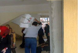 الجيش يروج دعائيًّا للسفاح بتوزيع المساعدات على موظفي جامعة دمياط