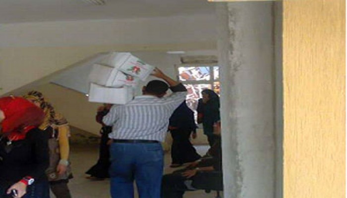 الجيش يروج دعائيًّا للسفاح بتوزيع المساعدات على موظفي جامعة دمياط