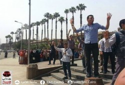 طلاب جامعة القاهرة يتظاهرون أمام المسلة