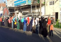 سلسلة بشرية أمام منزل الشهيد عمار الرمال بـ"دمياط"