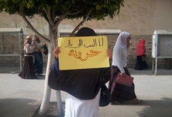 سلسلة بشرية لنسيبات جامعة الزقازيق لرفض اغتصاب السيسي للرئاسة