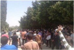 بالصور.. آﻻف الطلاب باﻷزهر يتظاهرون ضد عودة الداخلية بالجامعة