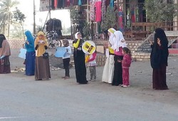 سلسلة بشرية أمام منزل عبادة السيد شهيد قرية شدموه بالفيوم