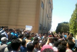 وقفة لطلاب "الأهرامات للهندسة" بأكتوبر رفضًا للانقلاب