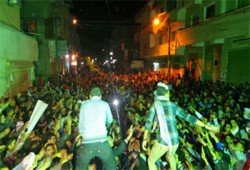 سلاسل بشرية لرافضي الانقلاب بمركز "دمنهور"