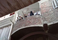 طلاب حلوان أمام منزل الشهيد علاء.. وأسرته ترفع شعار "رابعة"