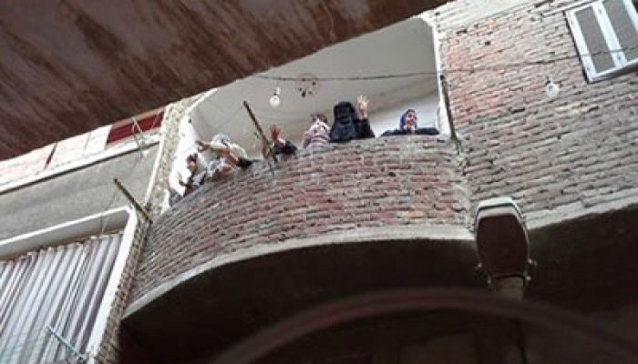 طلاب حلوان أمام منزل الشهيد علاء.. وأسرته ترفع شعار "رابعة"